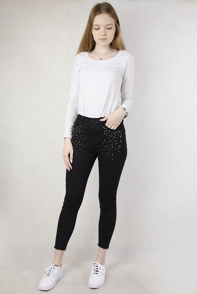 Czarne spodnie jeansowe z koralikami i przetarciami