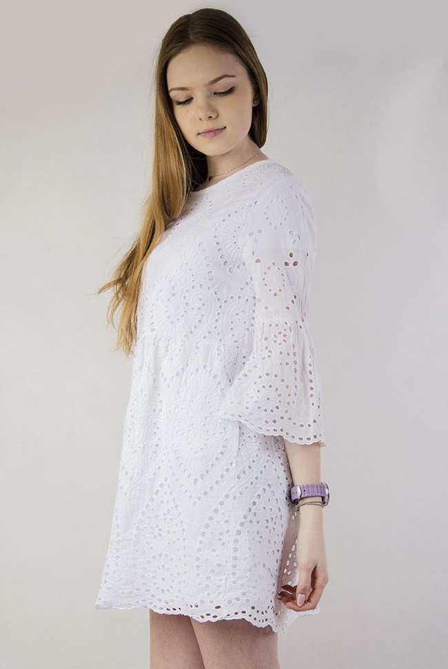 Biała ażurowa sukienka z rozszerzanymi rękawami
