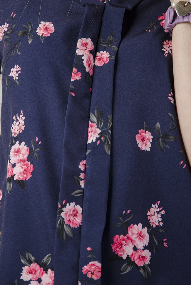 Granatowa bluzka w kwiaty, rękaw 3/4