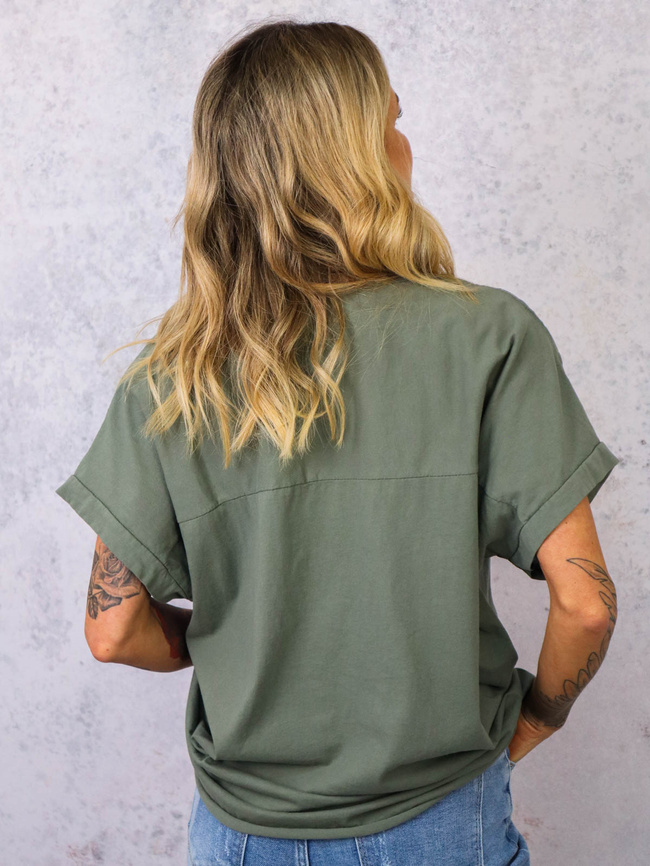 T-SHIRT ZE ZŁOTYM KWIATEM I DEKOLTEM W SZPIC- ZIELONY