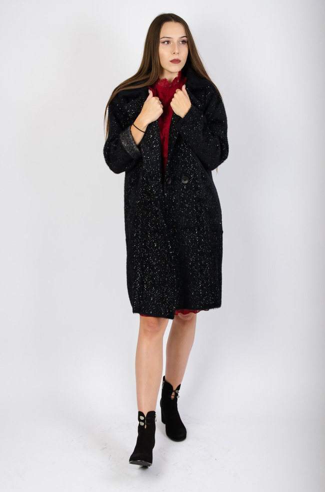 Czarny płaszcz w kropki