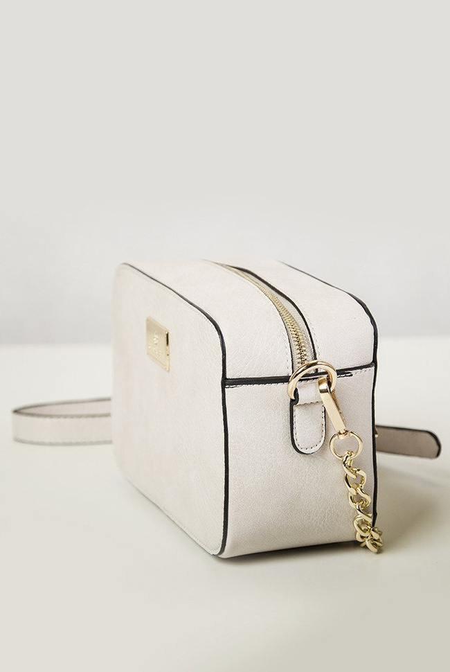 Kremowa usztywniana torebka na łańcuszku