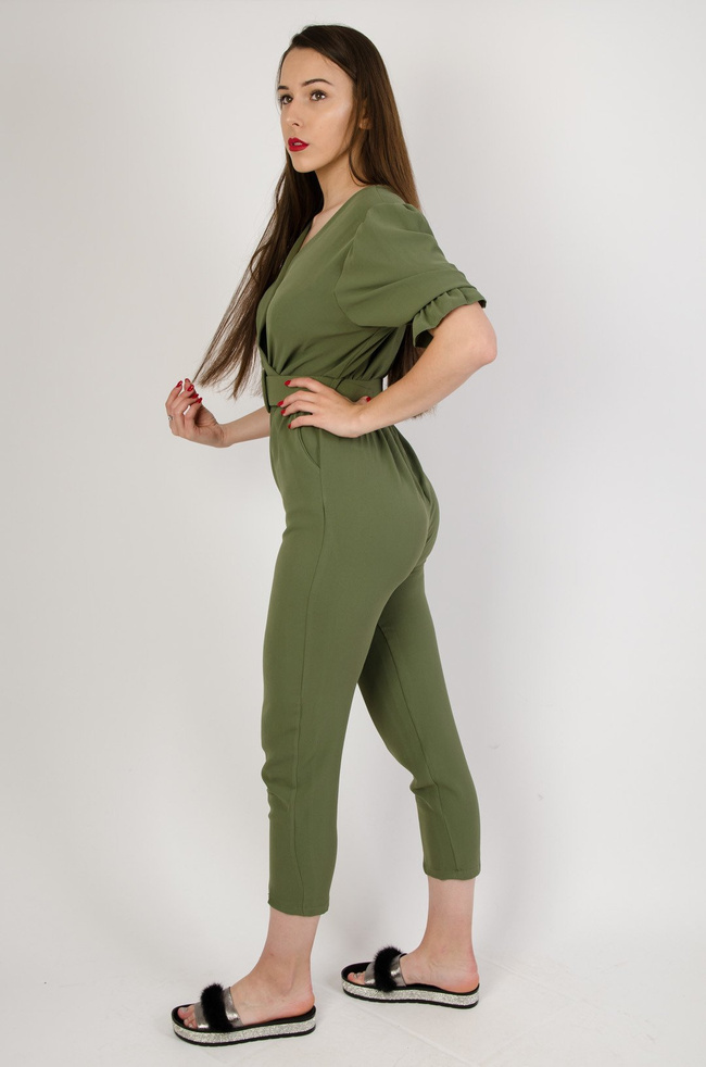 Zielony kombinezon z kopertowym dekoltem i paskiem