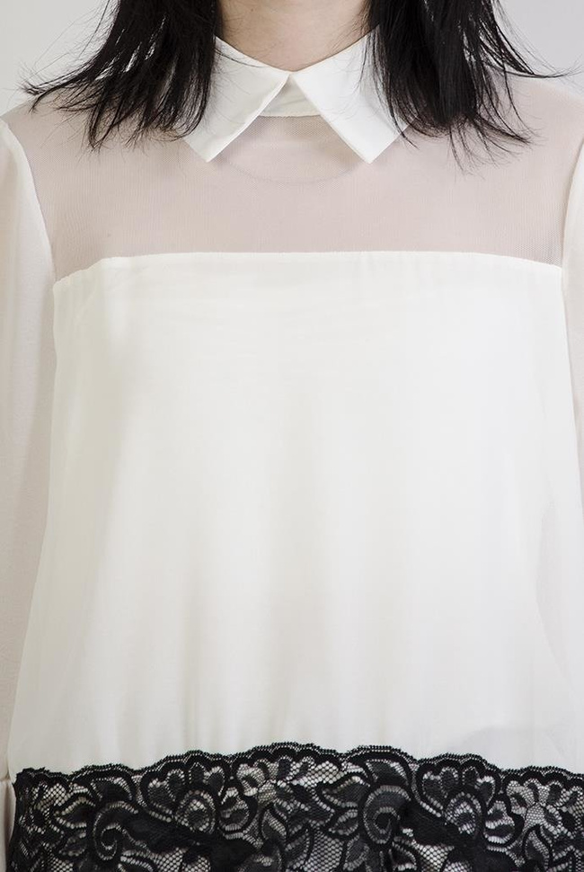 Biała bluzka koszulowa z kołnierzykiem i koronkowym dołem