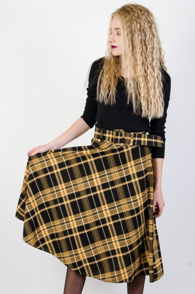 Żółta rozkloszowana spódnica w kratę z paskiem