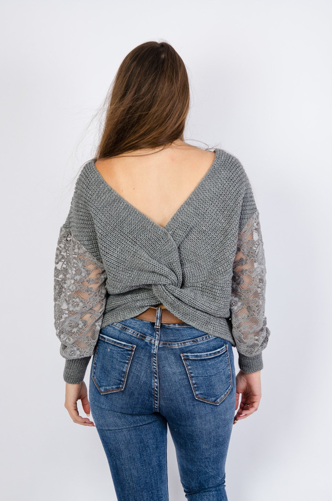 Szary sweter z koronkowymi rękawami