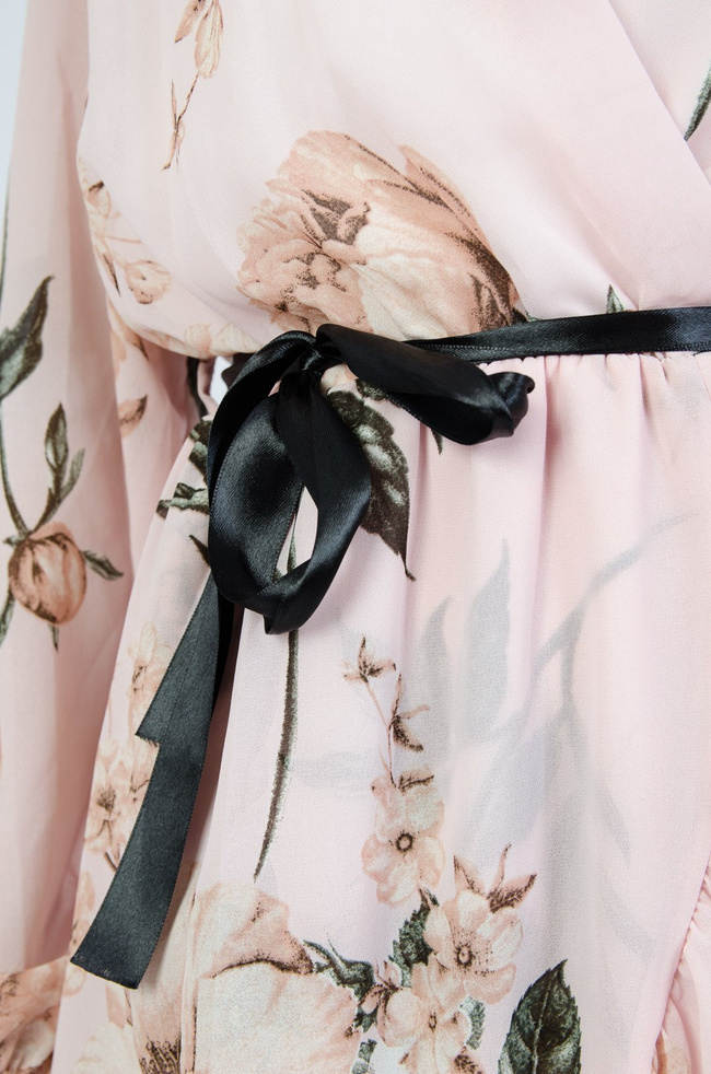 Różowa sukienka w kwiaty