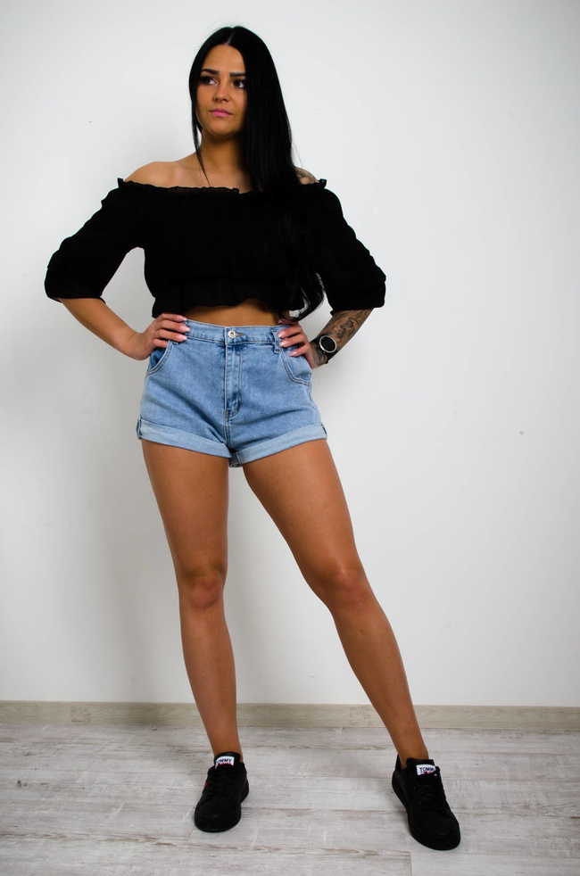 JASNE JEANSOWE SZORTY Z PODWINIĘTYMI NOGAWKAMI-WYSOKI STAN