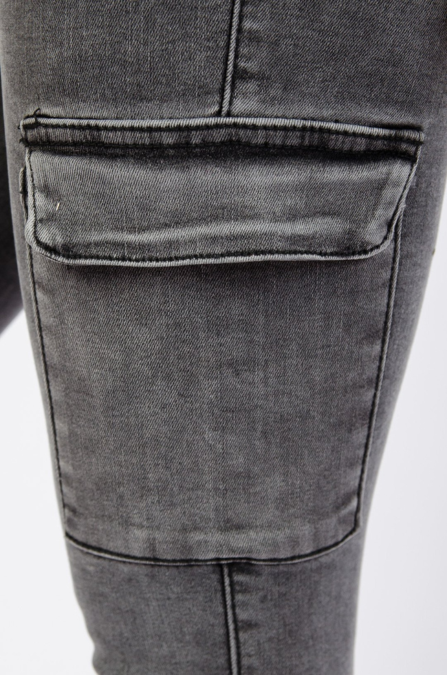 Szare spodnie jeansowe z kieszeniami z boku