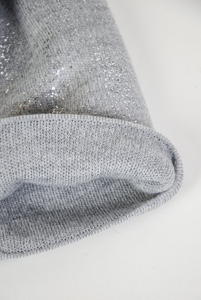 Jasnoszara czapka z pomponem, nakrapiana srebrnym brokatem