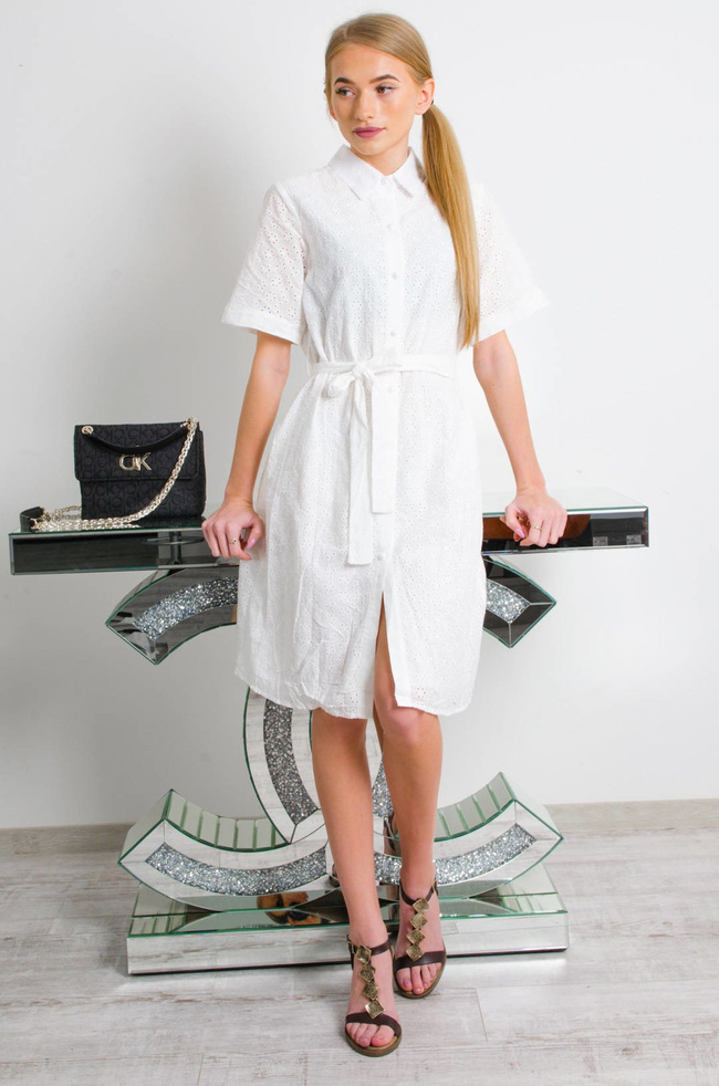 BIAŁA AŻUROWA SUKIENKA Z KOŁNIERZEM WIĄZANA W PASIE