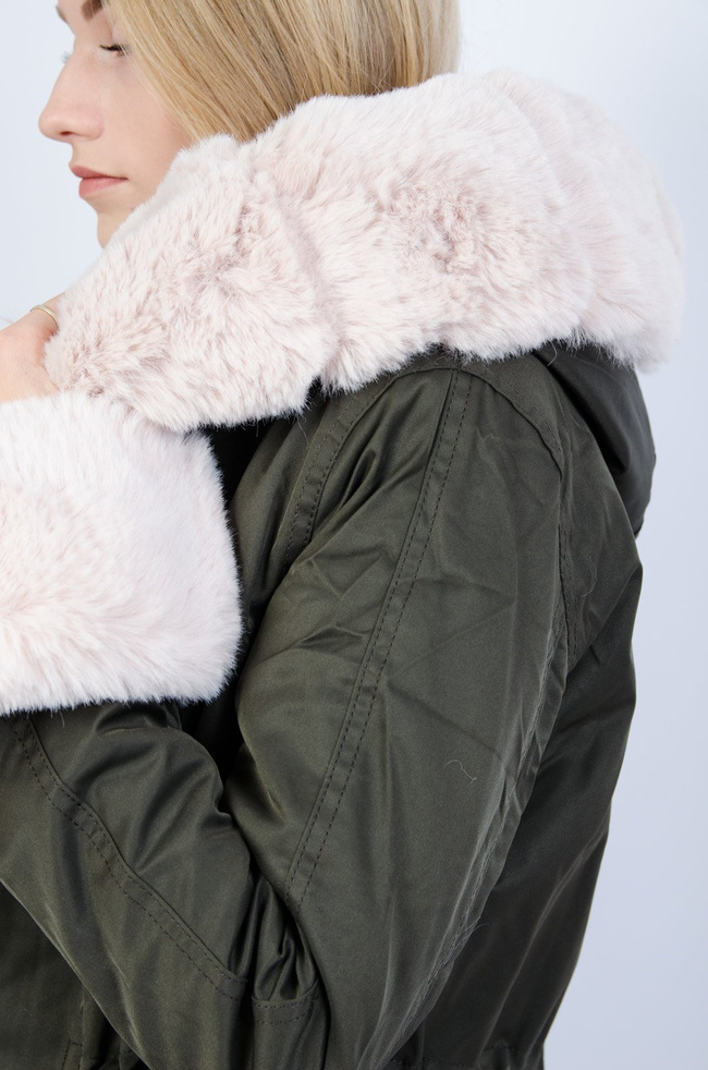Zielona kurtka parka z beżowym futerkiem