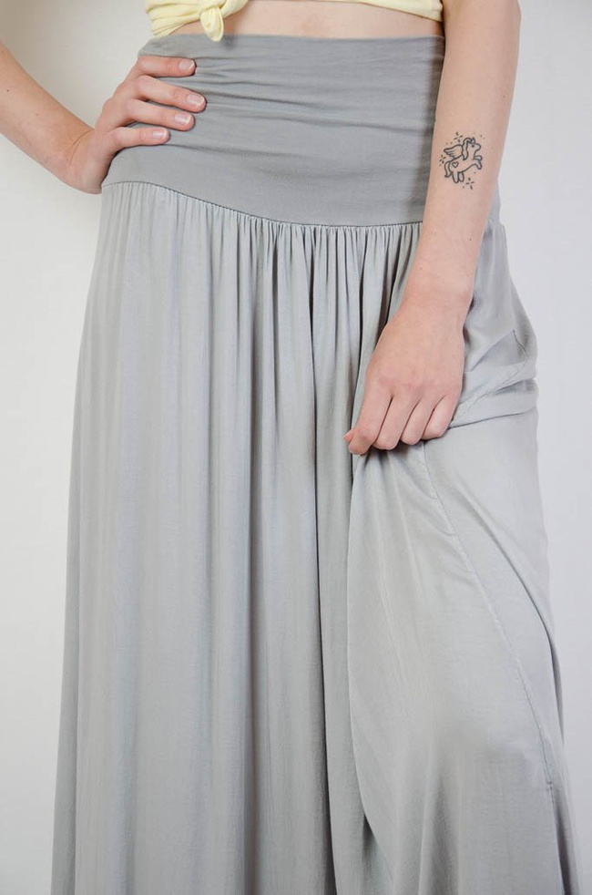 Długa zwiewna szara spódnica z szerokim pasem