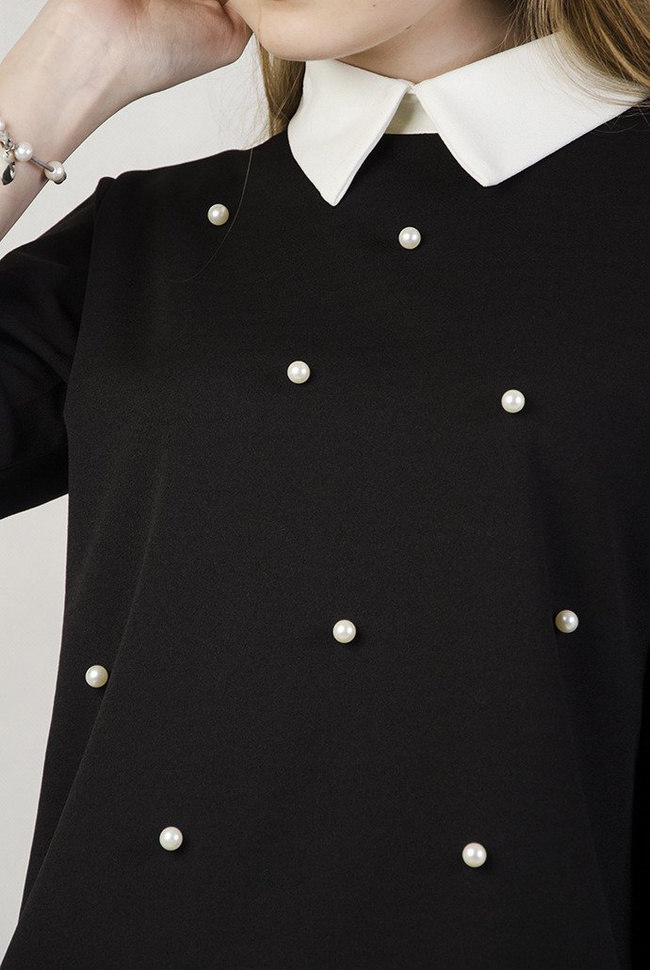 Czarna bluzka z białym kołnierzem oraz perełkami