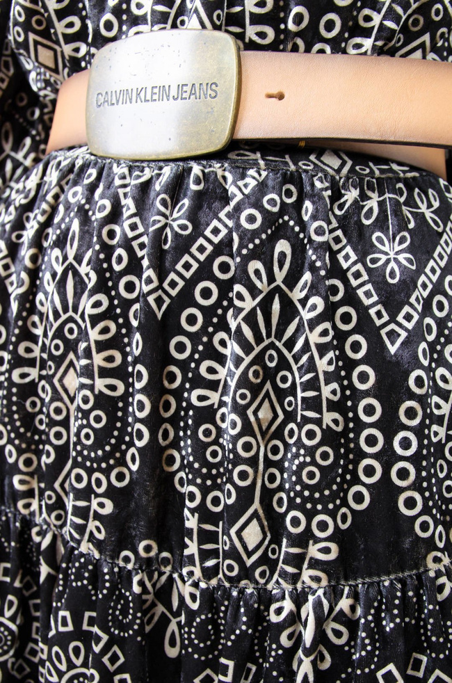 CZARNA WELUROWA SUKIENKA W ZŁOTE WZORY