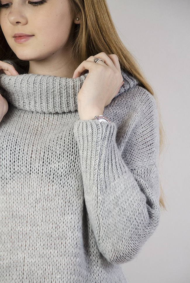 Szary sweter z luźnym golfem oraz przedłużanymi bokami