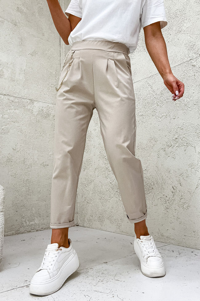 SPODNIE MATERIAŁOWE Z ŁAŃCUSZKIEM PRZY KIESZENI- BEŻOWE