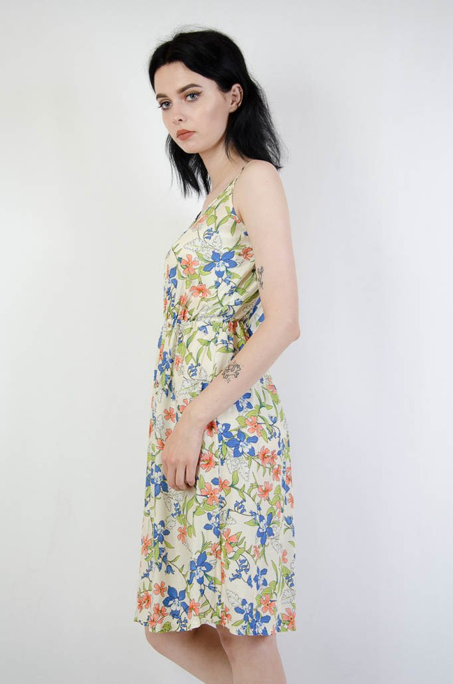 Beżowa sukienka w kolorowe kwiaty z gumką w pasie