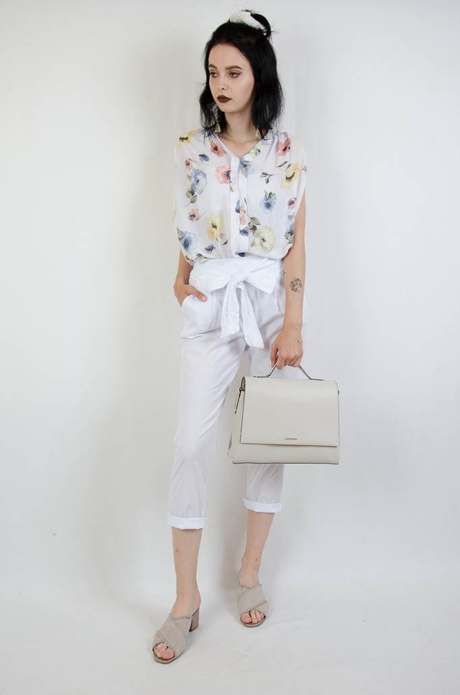 Biała bluzka w kwiatowy wzór z pionową zakładką