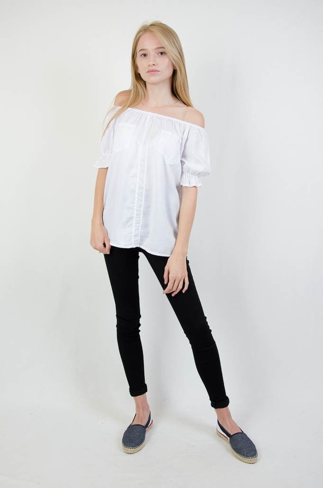 Biała bluzka z bufkami oraz ozdobnymi guzikami