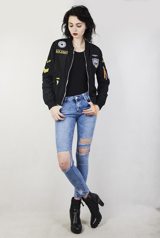 Czarna kurtka z naszywkami typu bomber