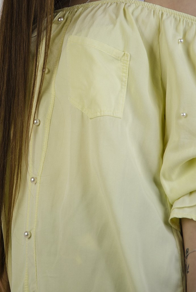 Żółta bluzka z hiszpańskim dekoltem i koralikami