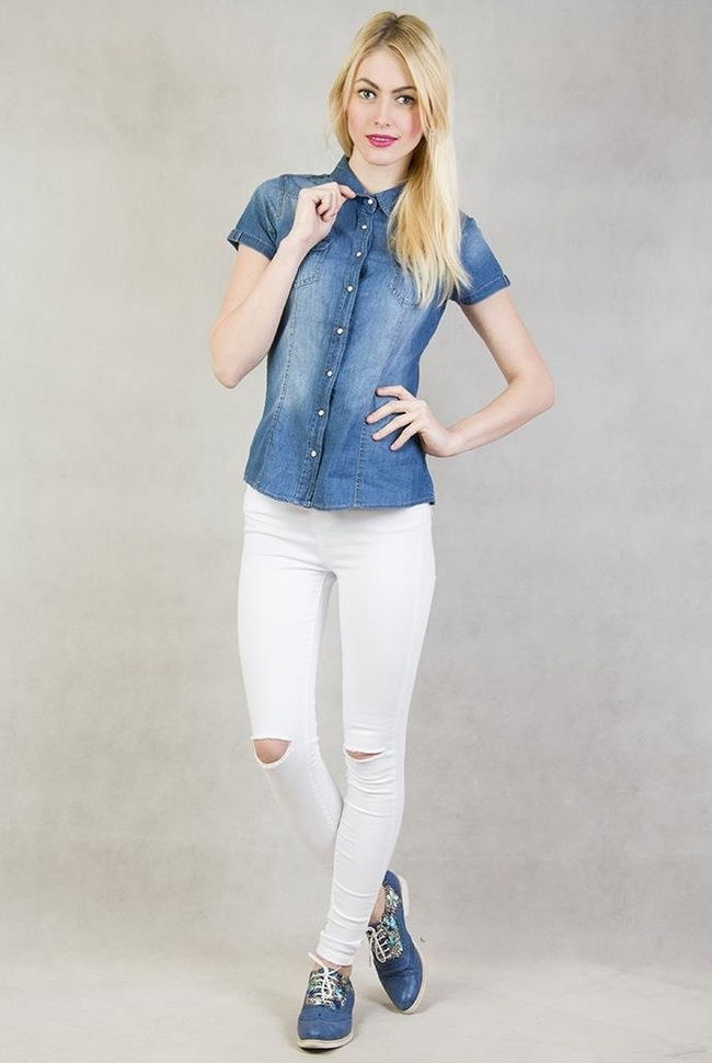 Jasno-niebieska koszula jeansowa