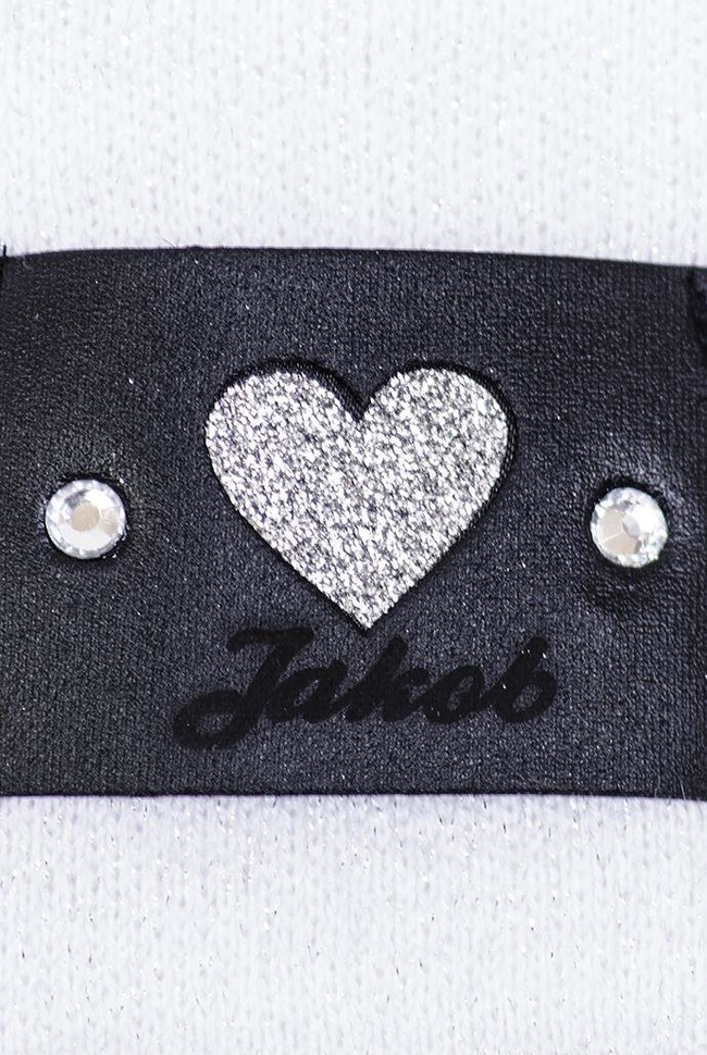 Biała czapka z wszywką z serduszkiem i pomponem