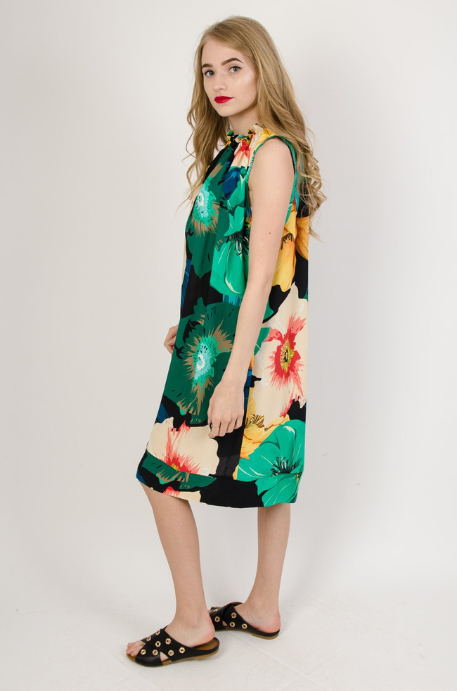 Zielona sukienka w kwiaty wiązana przy szyi