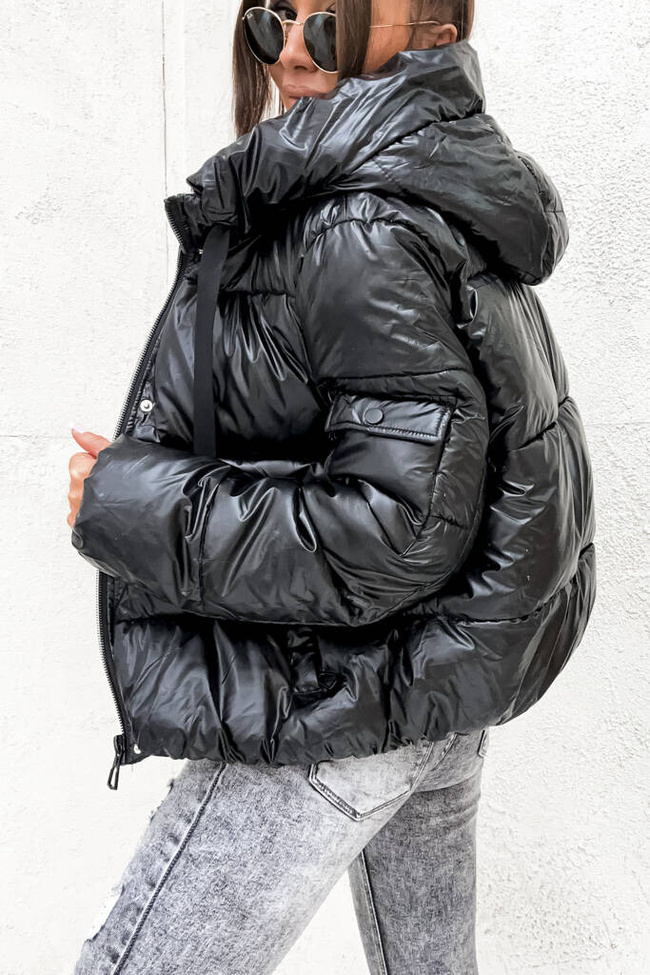 KURTKA Z KIESZENIĄ I ZAMKIEM NA RĘKAWIE- CZARNA