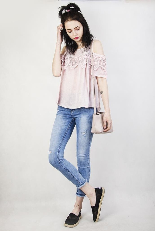 Jasnoróżowa bluzka z wyciętymi ramionami i ażurowym zdobieniem