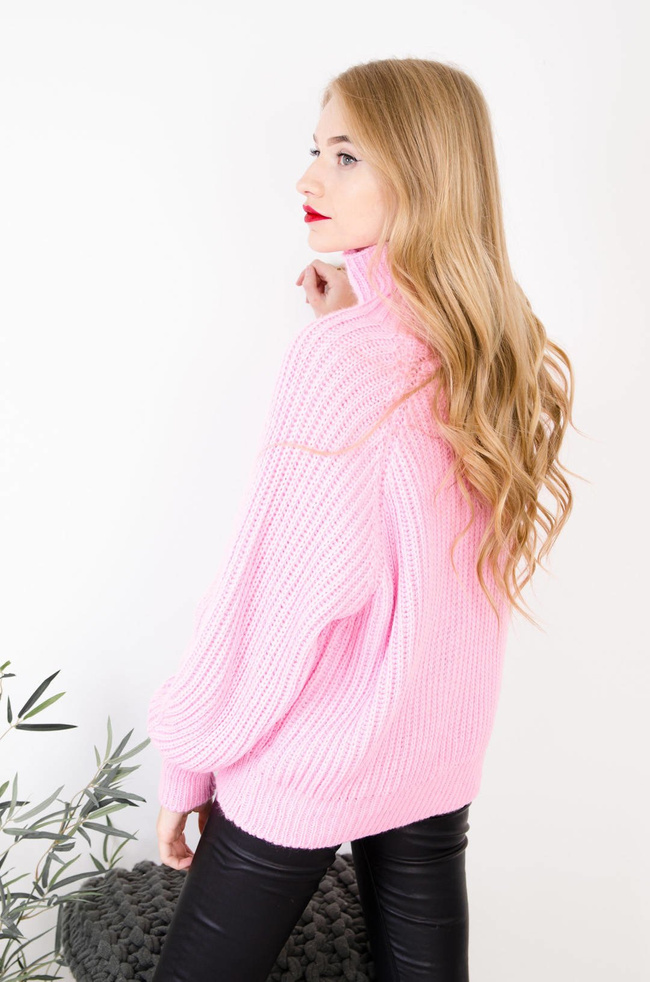RÓŻOWY SWETER OVERSIZE Z PÓŁGOLFEM