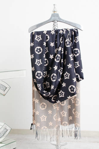 WZORZYSTY SZAL Z FRĘDZLAMI- CZARNY