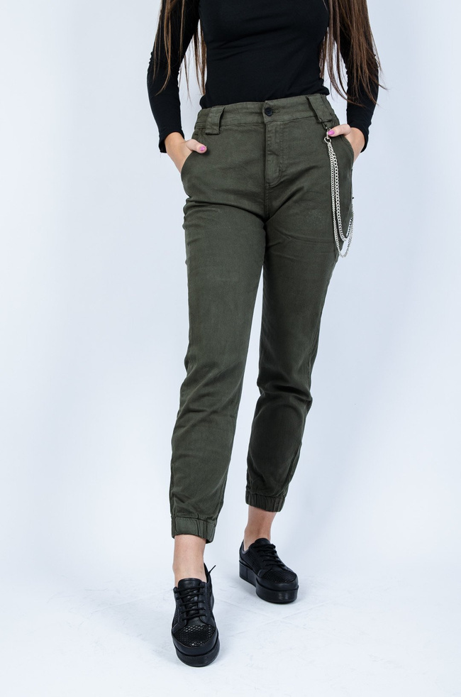 Zielone joggery z łańcuszkiem