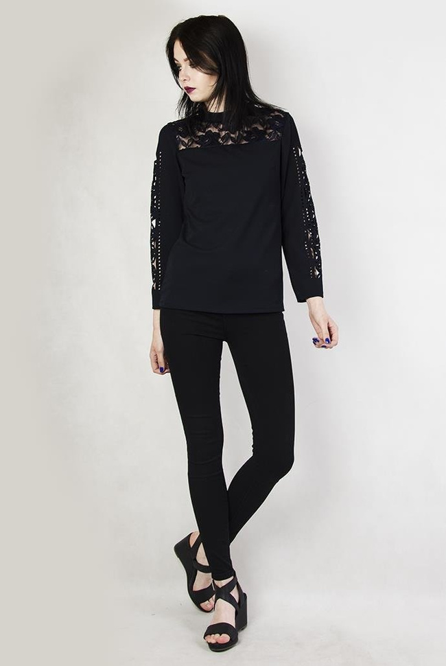 Granatowa bluzka z koronką i wycięciami na rękawach