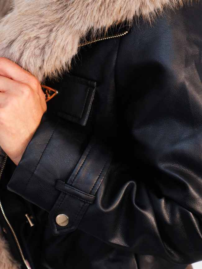 KURTKA Z EKOSKÓRY Z KIESZENIAMI I FUTERKIEM- CZARNA