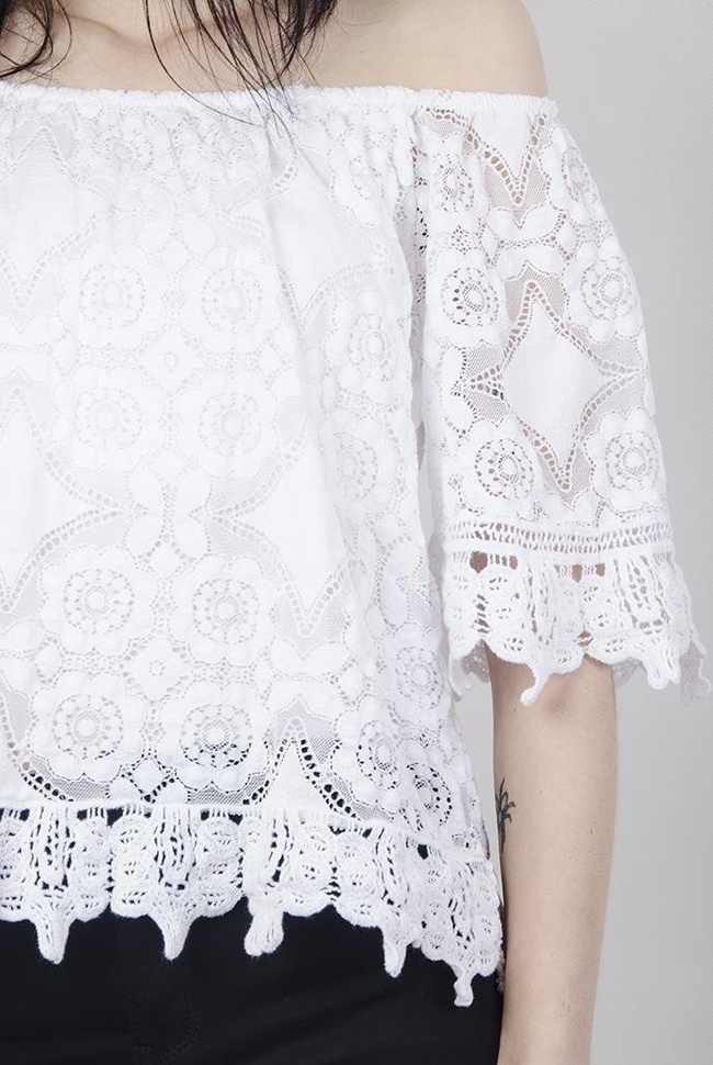 Biała bluzka z hiszpańskim dekoltem, z koronką