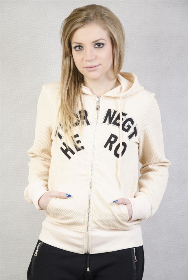 Beżowa bluza z napisem "Tbornegt hero"