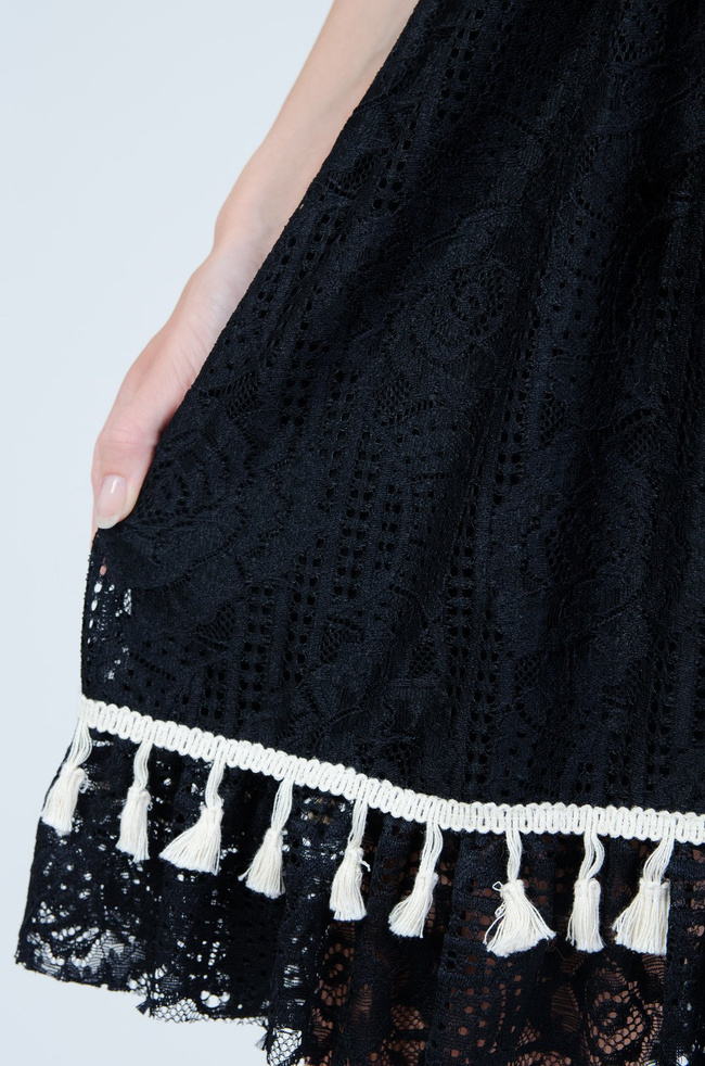 Czarna krótka koronkowa sukienka z gumką w pasie oraz pomponami