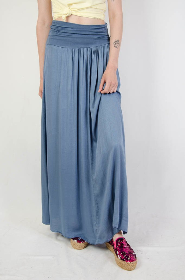 Długa zwiewna niebieska spódnica z szerokim pasem