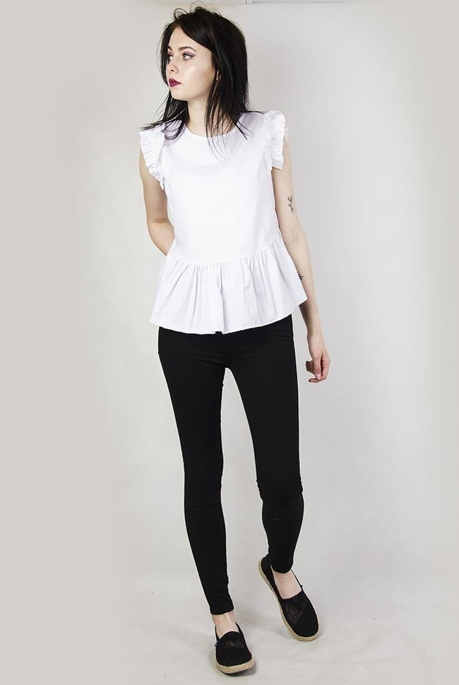 Biała, gładka bluzka koszulowa z falbankami