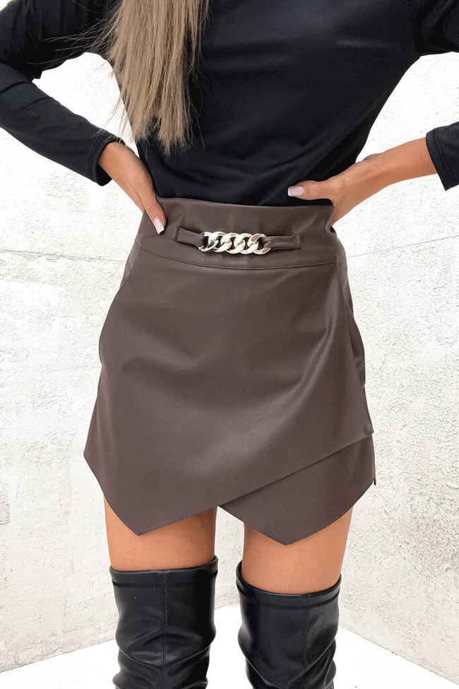 SPÓDNICO-SPODENKI Z IMITACJI SKÓRY Z ŁAŃCUSZKIEM- BRĄZOWE