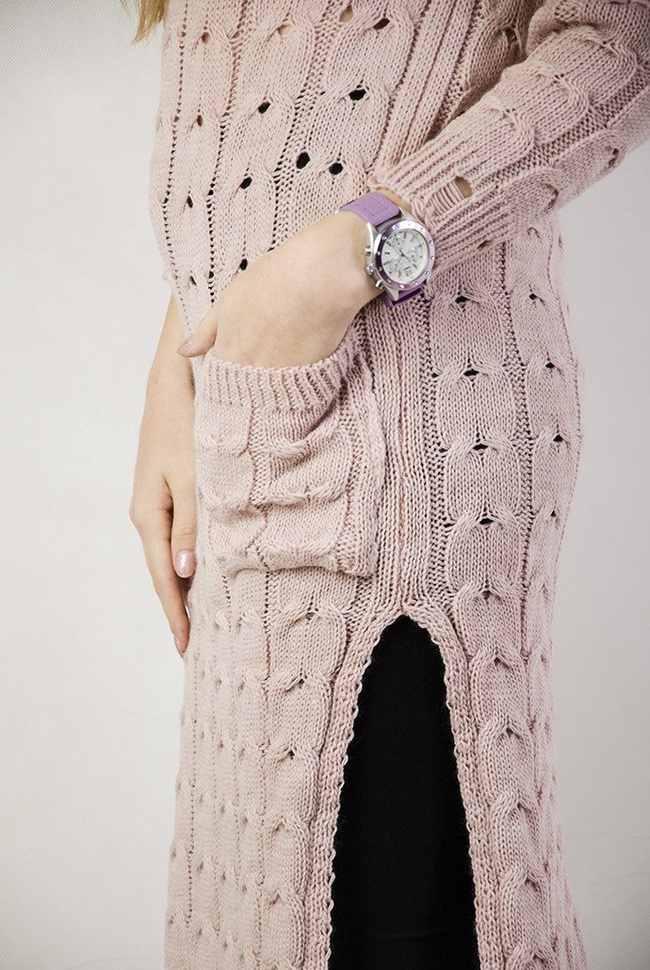 Przedłużany różowy sweter w warkoczowy splot