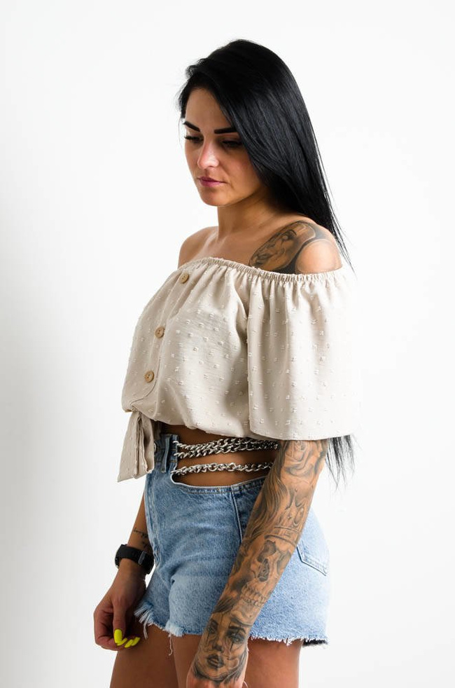 BEŻOWA BLUZKA Z TKANINY PLUMETI Z GUZIKAMI