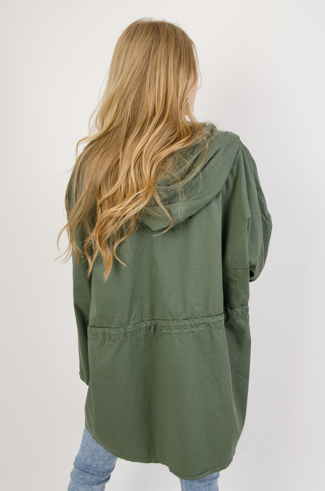 Zielona narzuta z kieszeniami i ściągaczem w pasie