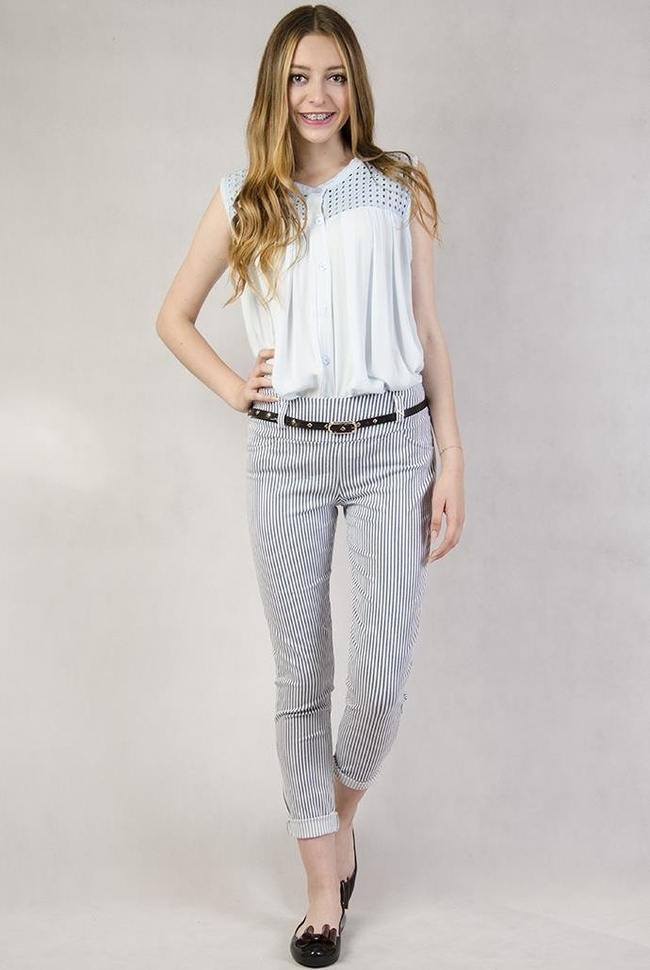 Spodnie w biało-granatowe pionowe paski + pasek