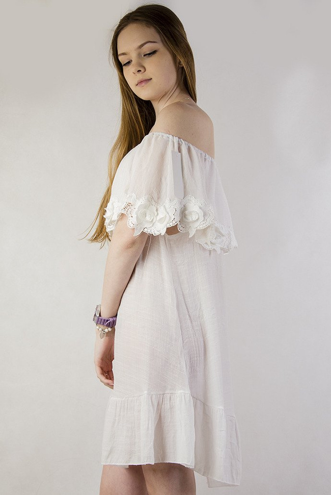 Biała sukienka z hiszpańskim dekoltem