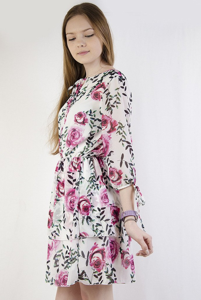 Kwiecista sukienka z wiązaniami przy rękawach