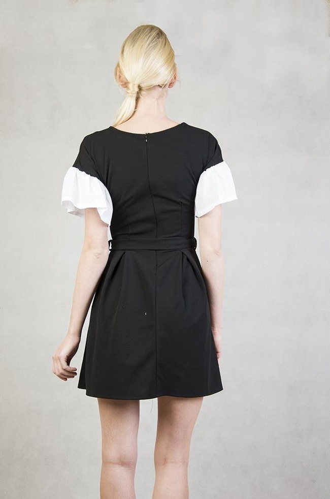 Czarna sukienka z białymi rękawami