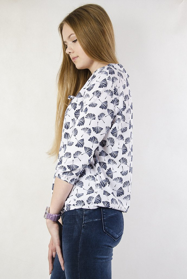 Biała bluzka z wiązaniem, w granatowe palemki
